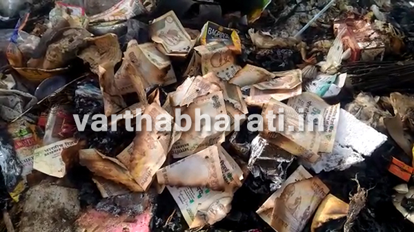 ಹಾಸನ: ಕಸದ ರಾಶಿಗೆ ರದ್ದಾದ ನೋಟುಗಳ ಎಸೆದು ಬೆಂಕಿ